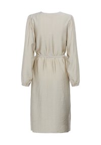 Robe midi beige à manches longues avec une ceinture cintrée, des épaules froncées et des poignets élastiques, vue de dos.