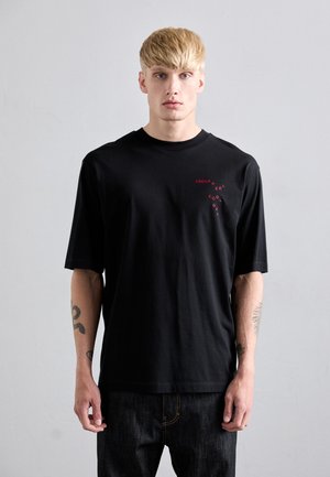 Schwarzes Baumwoll-T-Shirt mit kurzen Ärmeln, ausgestattet mit einem roten Logo-Design auf der Brust. Einfache, lässige Passform mit glatter Textur.