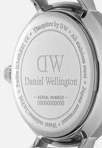 Edelstahl-Gehäuseboden mit eingraviertem Logo "Daniel Wellington", Seriennummer und Details zur Wasserdichtigkeit. Glatte, polierte Textur.