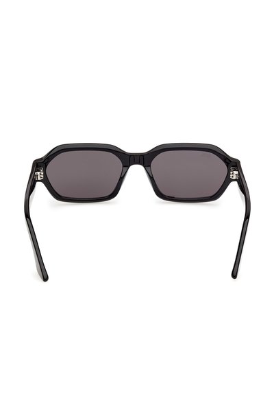 Gafas de sol rectangulares negras con montura gruesa y lentes tintadas oscuras, mostradas desplegadas sobre un fondo blanco.