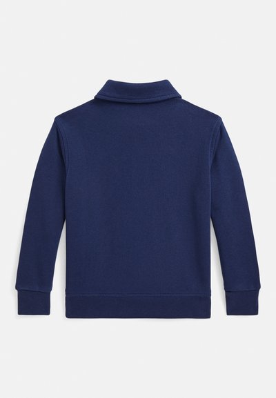 Tmavomodrá polokošeľa s dlhými rukávmi, golierovým výstrihom a rebrovanými manžetami, vyrobená z jemnej, textúrovanej látky.