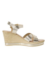 Sandali wedge metallici dorati con suola in juta intrecciata, punta aperta e cinturino alla caviglia. Il design presenta fasce incrociate e una texture liscia.