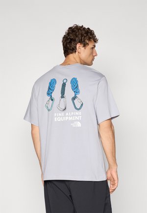 EXPLORE GEAR RELAXED TEE UNISEX - Print T-shirt - blue flax