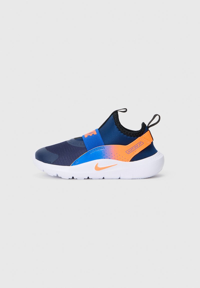 Granatowe sneakersy Nike slip-on z jaskrawymi pomarańczowymi i niebieskimi akcentami, białą podeszwą, znakami Nike i napisem "Just Do It" z tyłu paska.