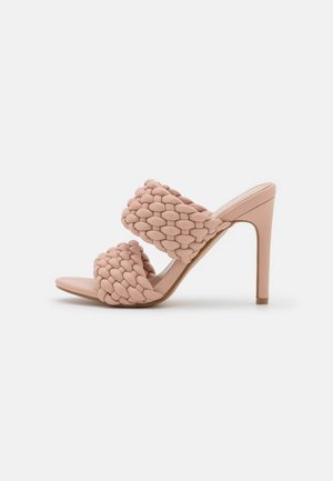 Sandale à talon compensé en rose tissé avec deux brides tressées et une semelle intérieure lisse. Talon aiguille élégant et semelle en caoutchouc brun clair.