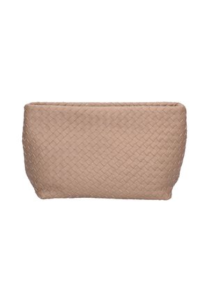 Rechthoekige beige clutch met geweven lederen textuur en open bovenkant, gefotografeerd op een witte achtergrond.