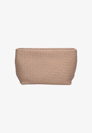 Rechthoekige beige clutch met geweven lederen textuur en open bovenkant, gefotografeerd op een witte achtergrond.