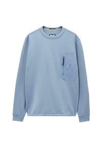 Sudadera de manga larga azul claro con un bolsillo en el pecho con cremallera y parche del logo "Weekend Offender" en el bolsillo.