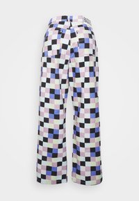 Calças largas coloridas com um padrão xadrez em preto, azul, lavanda e verde, com dois bolsos traseiros e uma cintura com logótipo.