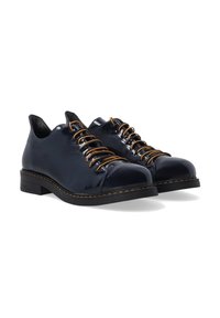 Navy leren schoenen met een glanzende afwerking, voorzien van oranje veters en een ronde neus, aangevuld met een zwarte rubberen zool en stikseldetails.