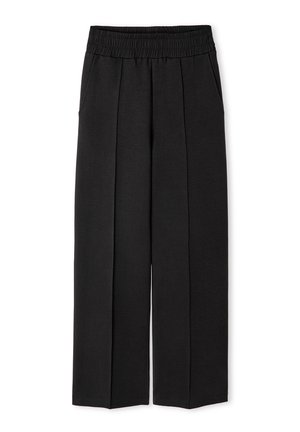 Schwarze weit geschnittene Hosen mit elastischem Bund, die eine glatte Textur aufweisen und über zwei seitliche Taschen verfügen, die ein plissiertes Design präsentieren.