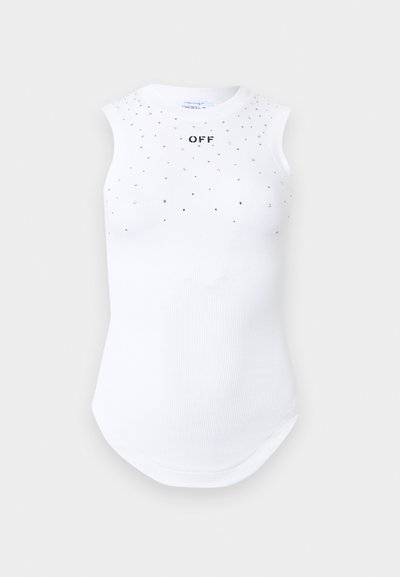 Λευκό αμάνικο ριμπ τοπ με μικρές διασκορπισμένες στρας και τη λέξη «OFF» κεντημένη κοντά στον γιακά.
