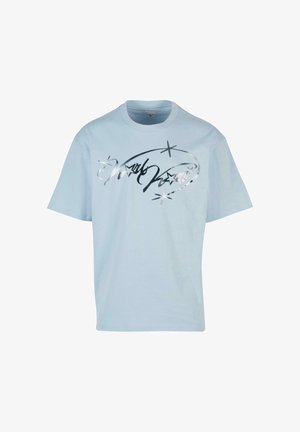 Lichtblauw katoenen T-shirt met korte mouwen, featuring een groot zwart en zilver graphic ontwerp met sterren en gebogen tekst.