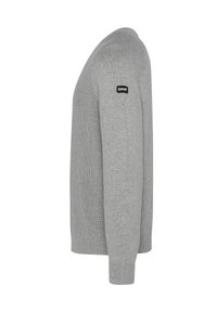 Grau gestrickter Pullover mit geripptem Muster, mit langen Ärmeln und einem Logo-Patch auf der linken Schulter. Leicht und einfach im Design.