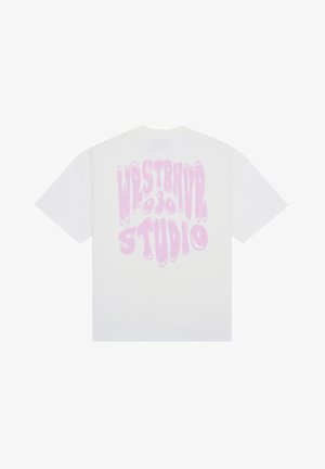 Wit T-shirt met korte mouwen en grote vervormde roze tekst "WRSTBHVR 030 STUDIO" gecentreerd op de rug.