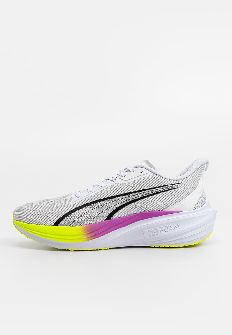Leichte Laufschuhe aus grauem Mesh mit schwarzen Akzenten. Merkmale einer mehrfarbigen Gradienten-Sohle in Gelb und Pink. "PROFOAM"-Branding an der Seite.