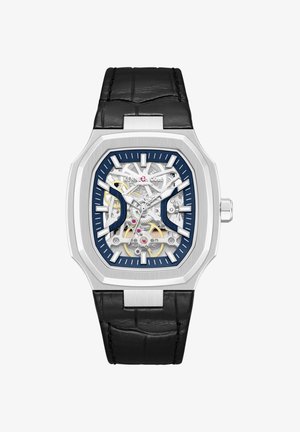 Orologio automatico scheletro da uomo in tono argento con cinturino in pelle nera, accenti blu, ingranaggi visibili e cassa rettangolare in acciaio inossidabile.