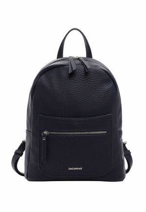Zaino in pelle nera con finitura testurizzata, forma rotonda, tasca frontale con zip, doppi manici superiori e spallacci regolabili.