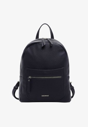 Schwarzer Leder-Rucksack mit strukturiertem Finish, runder Form, vorderer Reißverschlusstasche, doppelten oberengriffen und verstellbaren Schultergurten.