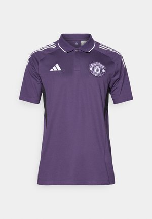 Fioletowa poliesterowa koszulka polo z białymi akcentami i czarnymi panelami bocznymi. Posiada logo Manchester United na piersi oraz rękawy w trzy paski.