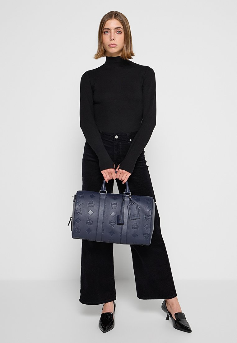 Navyfarbene Lederhandtasche mit geprägt Logos Muster, doppelten oberen Griffen und einem abnehmbaren Anhänger. Strukturierte Form mit glatter Oberfläche.