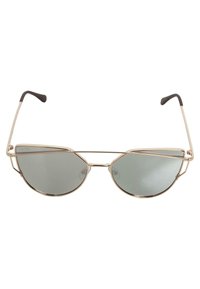 Ochelari de soare aurii cu lentile unghiulare, în formă de ochi de pisică. Lentile gri și ramă metalică subțire. Accent negru la capetele bratelor.