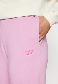 Reebok FRENCH TERRY - Tepláky - rose