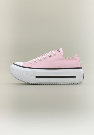 Niedriger rosa Canvas-Sneaker mit dicker weißer Sohle, weißer Zehenkappe, weißen Schnürsenkeln und schwarzem Streifendetail an der Sohle.