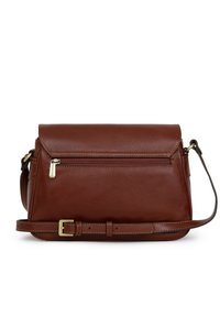 Sac en cuir marron porté en bandoulière avec une poche avant zippée, fermeture à rabat, sangle ajustable et accents en métal doré.