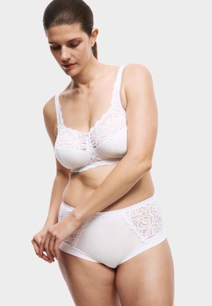 Wit lingeriesetje met een met kant afgewerkte beha met stippen en bijpassende hooggezette slips, met gedetailleerde kantaccenten.