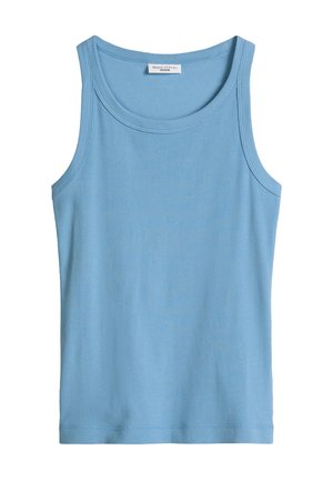 Lichtblauw geribd mouwloos tanktop met een ronde halslijn en een klein wit label aan de binnenkant van de kraag.