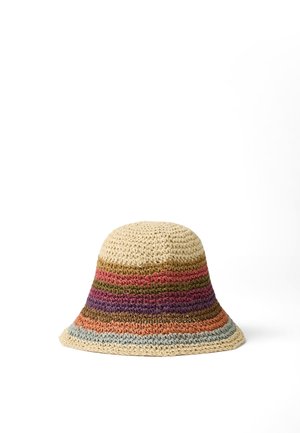Sombrero tipo pescador tejido a ganchillo con rayas horizontales en beige, marrón, rojo, morado, naranja y azul claro sobre un fondo blanco.