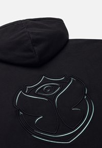 Zwarte hoodie met een gedetailleerd geborduurd rozenontwerp en lichtblauwe accenten. Zachte textuur en een centrale capuchon.