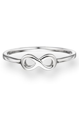 Bague en argent avec un symbole infini lisse comme design central sur une fine bande polie sur fond blanc.