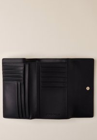 Portefeuille en cuir noir à trois volets ouvert, présentant plusieurs emplacements pour cartes, une fermeture à bouton-pression et un logos BORBONESE en relief à l'intérieur.
