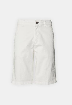 Białe bawełniane szorty o prostym kroju, z zapięciem na guzik i szlufkami na pasek. Gładka faktura i ukończone brzegi.