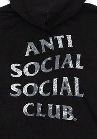 Czarna bluza z kapturem z wyraźnym, postarzanym białym napisem "ANTI SOCIAL SOCIAL CLUB" w różnych rozmiarach. Z kapturem, wykonana z miękkiego materiału.