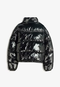 Giacca a vento nera con finitura lucida, design corto, caratterizzata da sezioni trapuntate orizzontali e un colletto alto per maggiore calore.