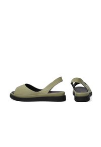 Olivgrüne Leder-Slingback-Sandalen mit runder Zehenpartie, dickem schwarzen Gummisohle und offenes Fersen-Design. Besitzt eine glatte Textur.