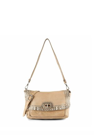 Beige leren schoudertas met verstelbare riem, zilveren studs langs de klep en een gesp in het midden.