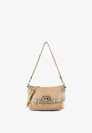 Bolso de hombro de cuero beige con correa ajustable, tachuelas plateadas que delinean la solapa y un cierre de hebilla en el centro.