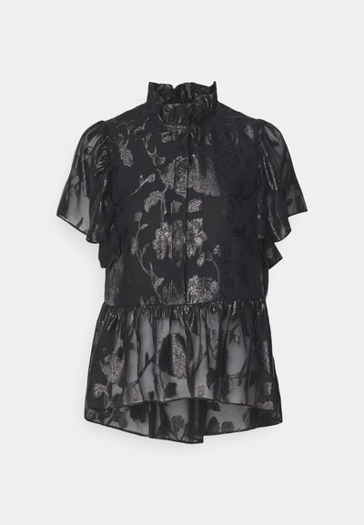 Μαύρη μπλούζα με φουσκωτά μανίκια, ψηλό λαιμό και λουλουδάτο μοτίβο σε γυαλιστερό ύφασμα. Σχεδίαση με στρώσεις peplum με διάφανη υφή. Κλείσιμο με κουμπί.