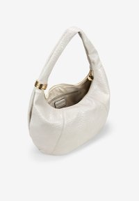 Bolso hobó en suave cuero texturizado color crema. Presenta una forma redondeada, herrajes decorativos en tono dorado y un cierre con cremallera. El interior está forrado.