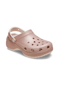 Sabots en paillettes roses avec un bout arrondi, des trous de ventilation et une sangle à l'arrière. Tige texturée et semelle légère.