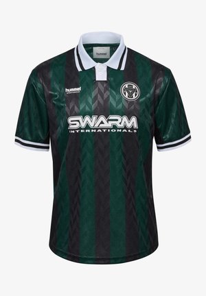 Grøn- og sortstribede fodboldtrøje med krave, der har et geometrisk mønster, hvide accenter på ærmerne og et logo på brystet.