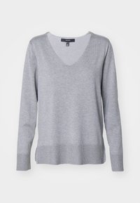 Šedý svetr s výstřihem do V, dlouhými rukávy a ribbovaným lemem. Vyroben z jemné látky, má volný střih s bočními rozparky pro větší pohodlí.