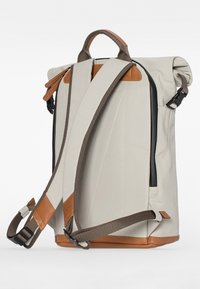 Zaino roll-top in grigio chiaro, con dettagli in pelle marrone. Presenta spallacci regolabili, cerniera laterale e parte superiore pieghevole. Superficie texture.