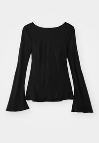 Fekete, hosszú ujjú felső, kerek nyakkivágással. Széles ujjakkal és enyhén laza szabással rendelkezik. Simább, rugalmas anyagból készült.