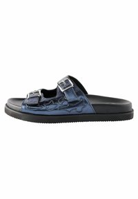 Mørkeblå sandaler med to sølvspænder, tekstureret overdel, åbent tådesign og sort gummisål med rillede mønstre.