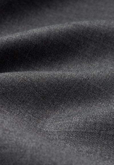 Tessuto grigio scuro con una texture morbida e liscia. Presenta sottili variazioni di tonalità e un motivo di tessitura fine, creando un aspetto uniforme.